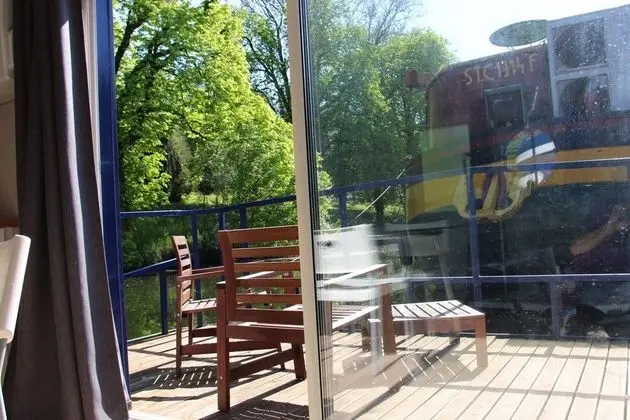 Üç Kişilik Oda, Deniz Üstü