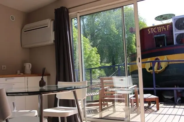 Üç Kişilik Oda, Deniz Üstü