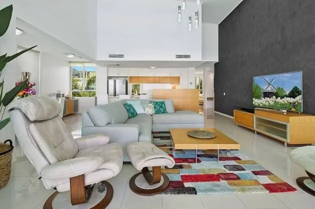 3 Bedroom 2 Bathroom Waterfront Apartment
