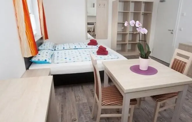 Tek Büyük Yataklı Oda, Küçük Mutfak