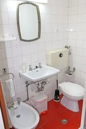 Economy Tek Büyük Yataklı Oda (Shared Shower)