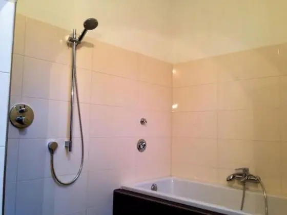Tek Büyük Yataklı Oda, Ortak Banyo