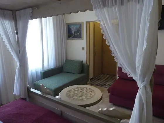 Üç Kişilik Oda