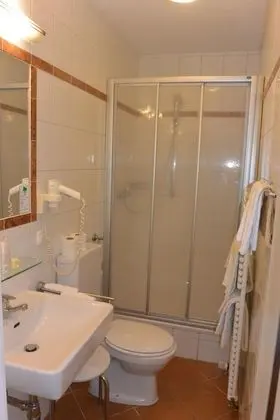 Üç Kişilik Oda