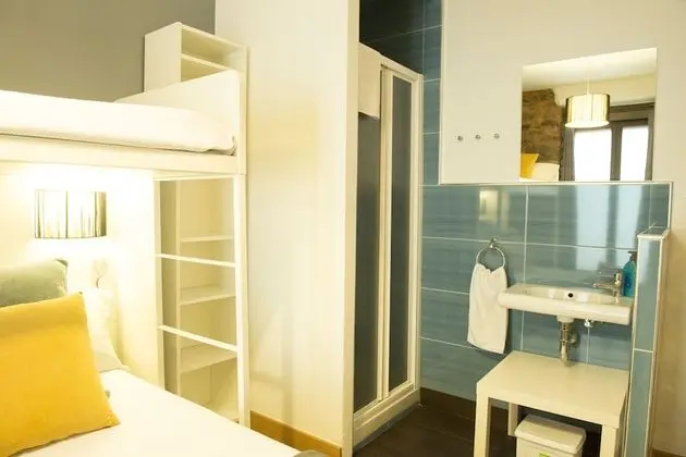 Üç Kişilik Oda, Ortak Banyo (Terrace)