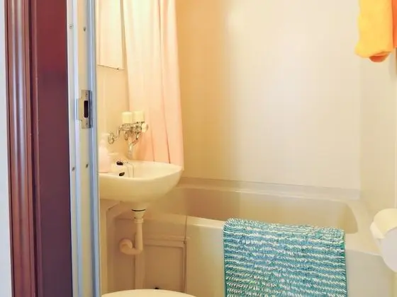 Üç Kişilik Oda, Sigara İçilmez, Özel Banyo