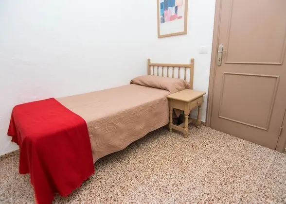 Tek Kişilik Oda, Ortak Banyo (with Balcony)