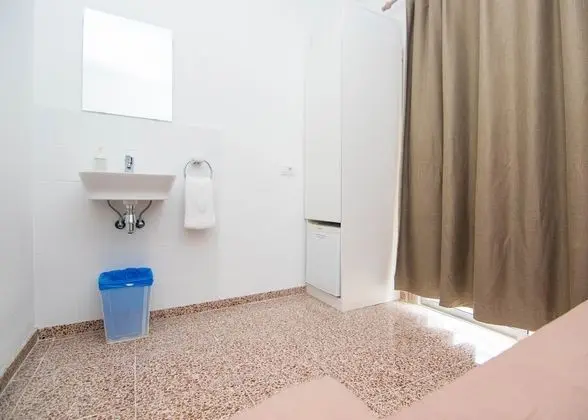 Tek Kişilik Oda, Ortak Banyo (with Balcony)