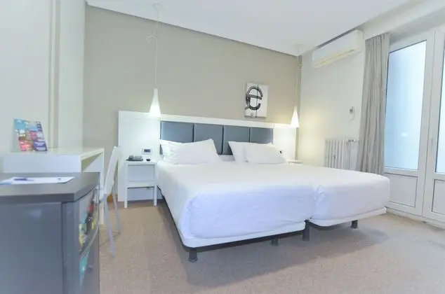 Tek Büyük veya İki Ayrı Yataklı Oda (Interior)