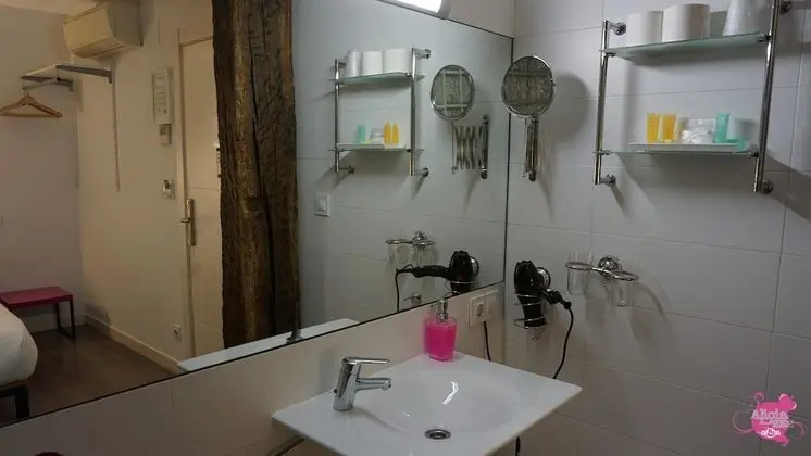 Büyük Yataklı Tek Kişilik Oda