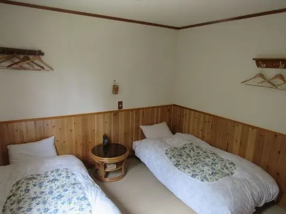 İki Ayrı Yataklı Oda, Ortak Banyo