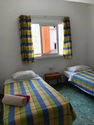 İki Ayrı Yataklı Oda, Ortak Banyo