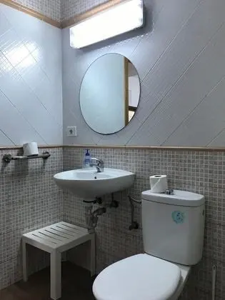 İki Ayrı Yataklı Oda, Ortak Banyo