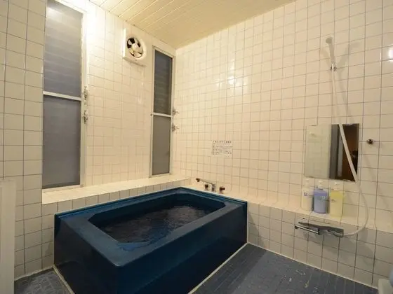 Üç Kişilik Oda, Ortak Banyo