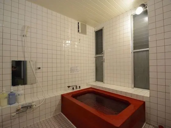 Üç Kişilik Oda, Ortak Banyo