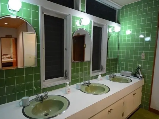 Üç Kişilik Oda, Ortak Banyo