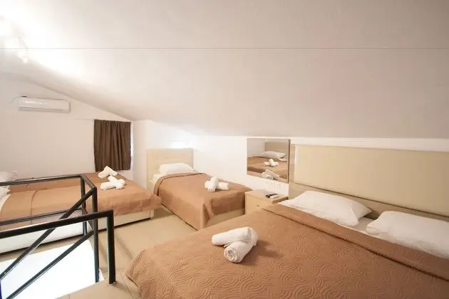 Sextuple Room (Split Level)