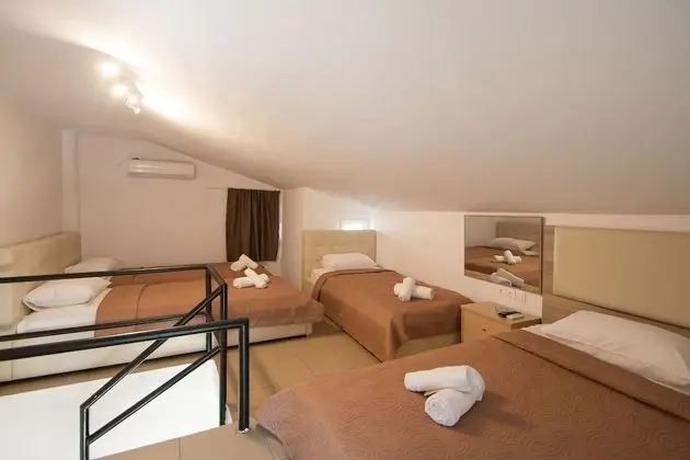 Sextuple Room (Split Level)
