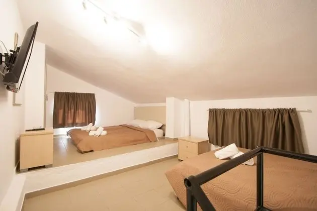Sextuple Room (Split Level)
