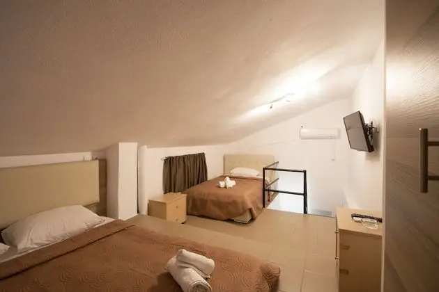 Sextuple Room (Split Level)