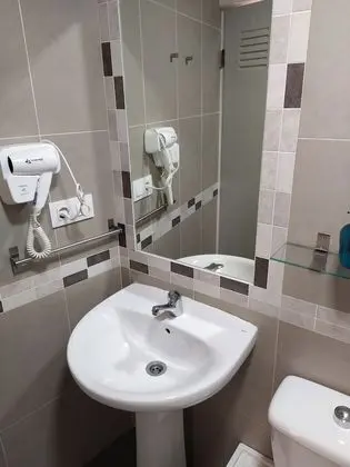 DOBLE - 2  CAMAS BAÑO COMPARTIDO