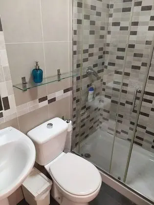 DOBLE - 2  CAMAS BAÑO COMPARTIDO