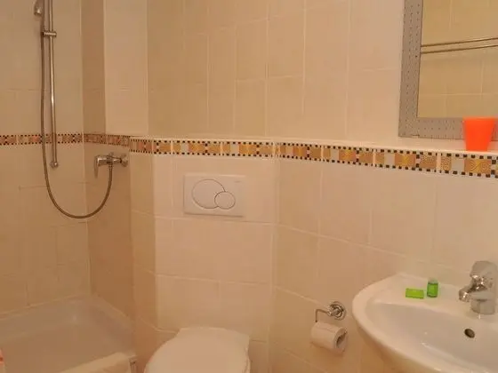 Tek Büyük veya İki Ayrı Yataklı Oda, Banyolu/Duşlu (Standard 2-Bettzimmer)