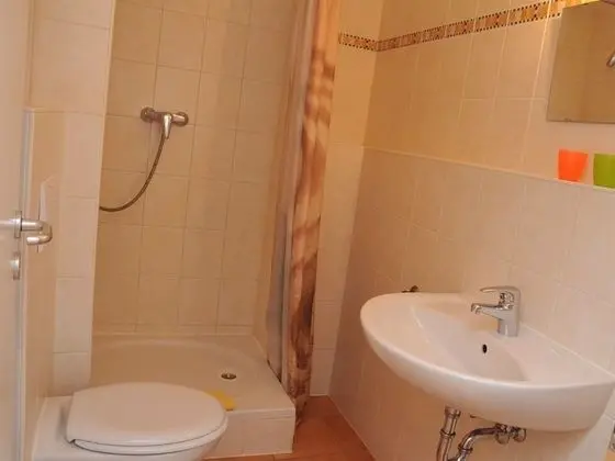 Tek Büyük veya İki Ayrı Yataklı Oda, Banyolu/Duşlu (Standard 2-Bettzimmer)