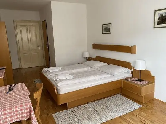 Tek Büyük Yataklı Oda (Shower In Room, Shared Toilet)