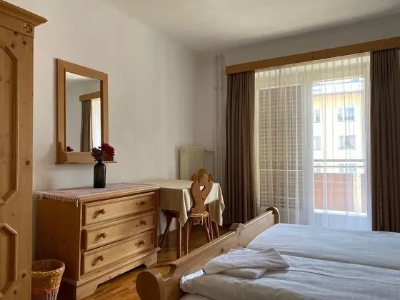 Tek Büyük Yataklı Oda (Shower In Room, Shared Toilet)