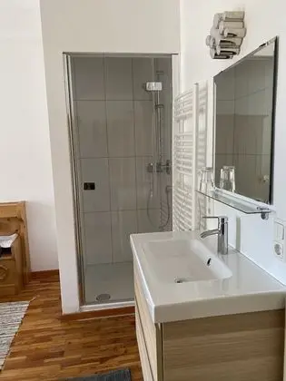 Tek Büyük Yataklı Oda (Shower In Room, Shared Toilet)