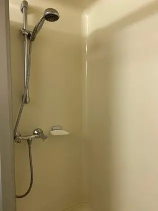 Tek Büyük Yataklı Oda (Shower In Room, Shared Toilet)