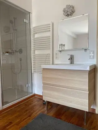 Tek Büyük Yataklı Oda (Shower In Room, Shared Toilet)