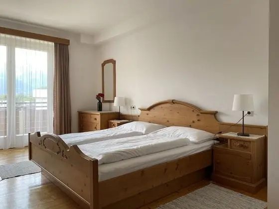 Tek Büyük Yataklı Oda (Shower in Room,Shared Toilet,Balcony)