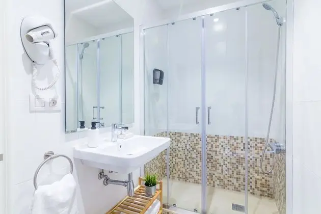 Tek Büyük veya İki Ayrı Yataklı Oda, Ortak Banyo (Balcony)