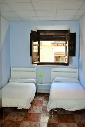 Tek Büyük veya İki Ayrı Yataklı Oda, Ortak Banyo