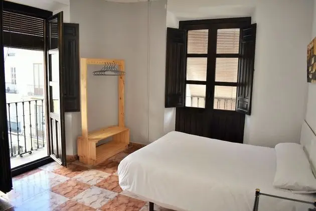 Tek Büyük veya İki Ayrı Yataklı Oda, Ortak Banyo