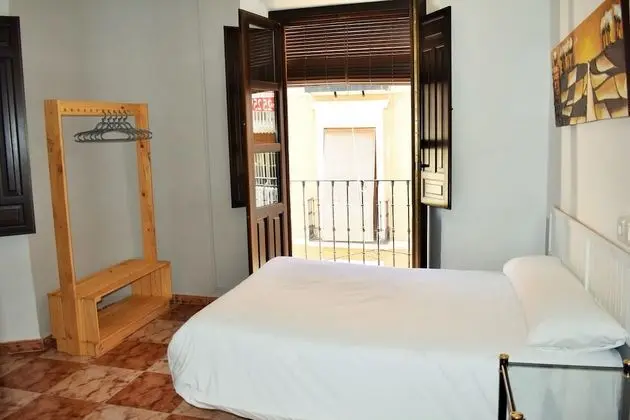 Tek Büyük veya İki Ayrı Yataklı Oda, Ortak Banyo