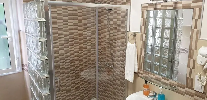 Dört Kişilik Oda, Ortak Banyo