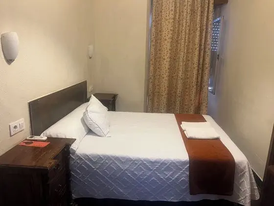 Tek Büyük Yataklı Oda, 1 Çift Kişilik Yatak, Ortak Banyo