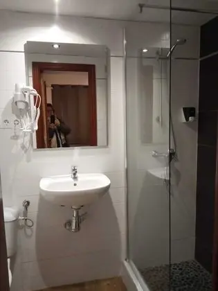 İki Ayrı Yataklı Oda, Ortak Banyo