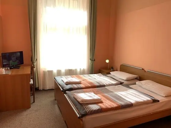 Twin ensuite room (1 to 2 beds)