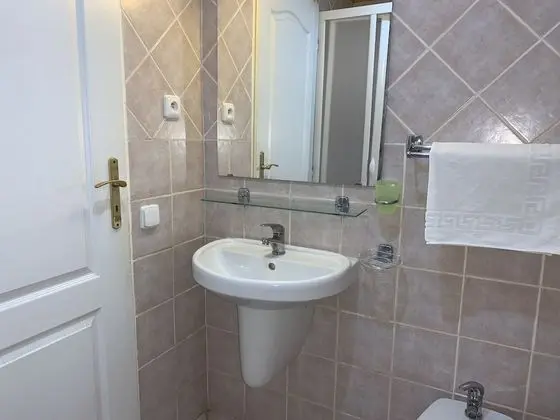 Twin ensuite room (1 to 2 beds)
