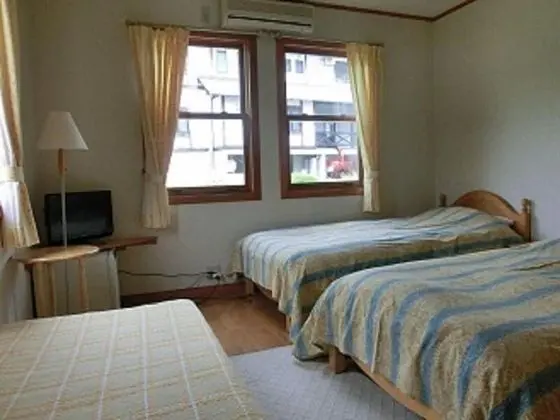 Üç Kişilik Oda, Sigara İçilmez, Ortak Banyo