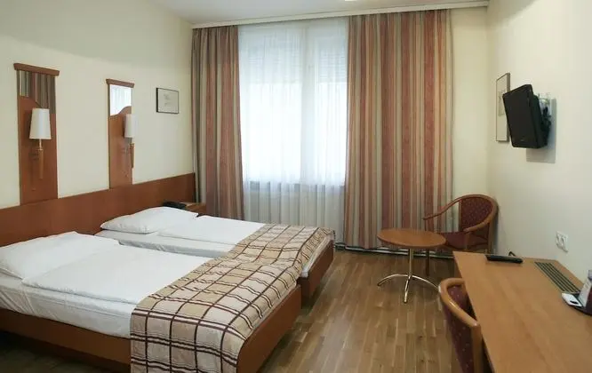 Üç Kişilik Oda, Birden Çok Yatak