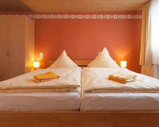 Üç Kişilik Oda, Ortak Banyo, Bahçe Manzaralı