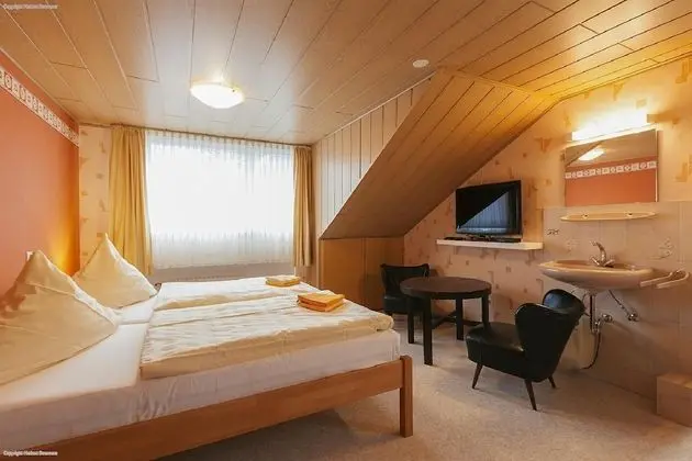 Üç Kişilik Oda, Ortak Banyo, Bahçe Manzaralı