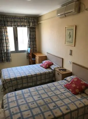 İki Ayrı Yataklı Oda, Ortak Banyo