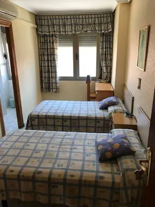 İki Ayrı Yataklı Oda, Ortak Banyo