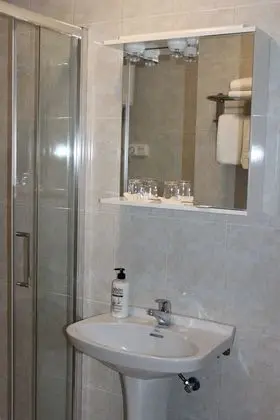 Üç Kişilik Oda